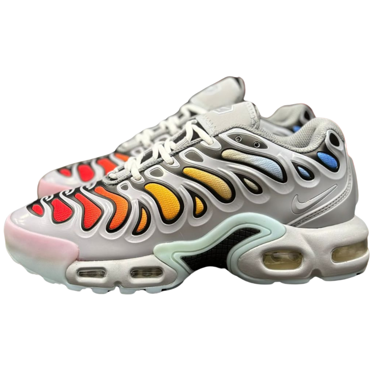 Nike Air Max Plus Drift Zapatillas Hombre: Comodidad y Estilo en Onlineshopping ¿Buscas unas zapatillas que combinen estilo y comodidad? Las Nike Air Max Plus Drift Zapatillas Hombre son la opción perfecta para ti. En Onlineshoppingcenterg , tenemos la mejor selección de este modelo icónico, ideal para quienes buscan un look moderno sin sacrificar el confort.  ¿Por qué elegir las Nike Air Max Plus Drift Zapatillas Hombre? 1. Diseño y estilo únicos Las Nike Air Max Plus Drift Zapatillas Hombre destacan por su diseño vanguardista que atrae todas las miradas. Inspiradas en el clásico Nike Air Max Plus 3 , estas zapatillas ofrecen un toque de modernidad con detalles únicos que las diferencian de otros modelos.  2. Comodidad insuperable La tecnología Air Max en las Nike Air Max Plus Drift Zapatillas Hombre proporciona una amortiguación superior, haciendo que cada paso sea cómodo. Ya sea que camines por las calles de Bogotá o por cualquier ciudad del mundo, estas zapatillas te mantendrán cómodas todo el día.  3. Versatilidad para cualquier ocasión Tanto si estás buscando un par de zapatillas para un look casual como para algo más deportivo, las Nike Air Max Plus Drift Zapatillas Hombre son increíblemente versátiles. Puedes combinarlas con jeans, shorts o incluso ropa de gimnasio para un estilo que siempre se verá bien.